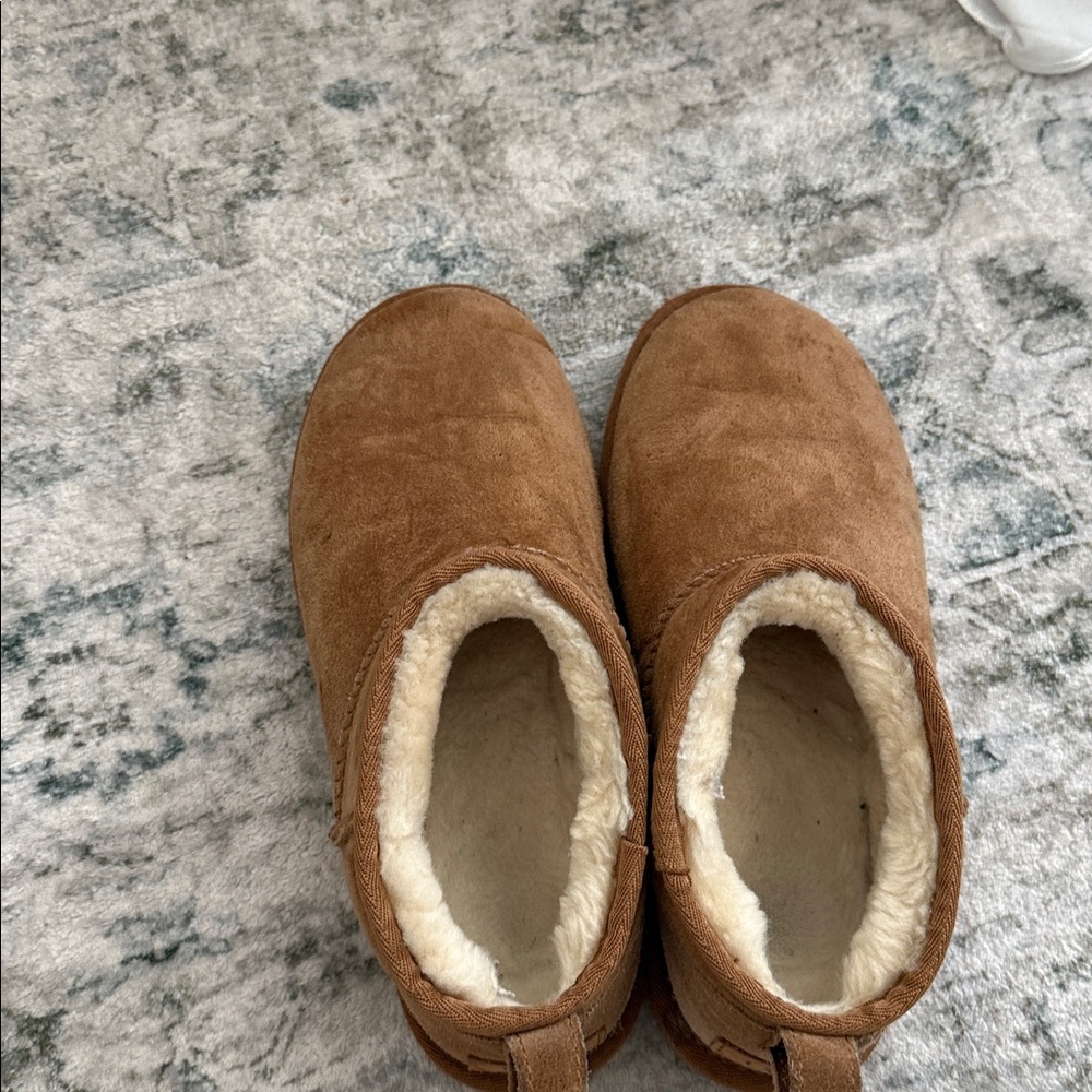 Women’s Uggs - Picture 3 of 6
